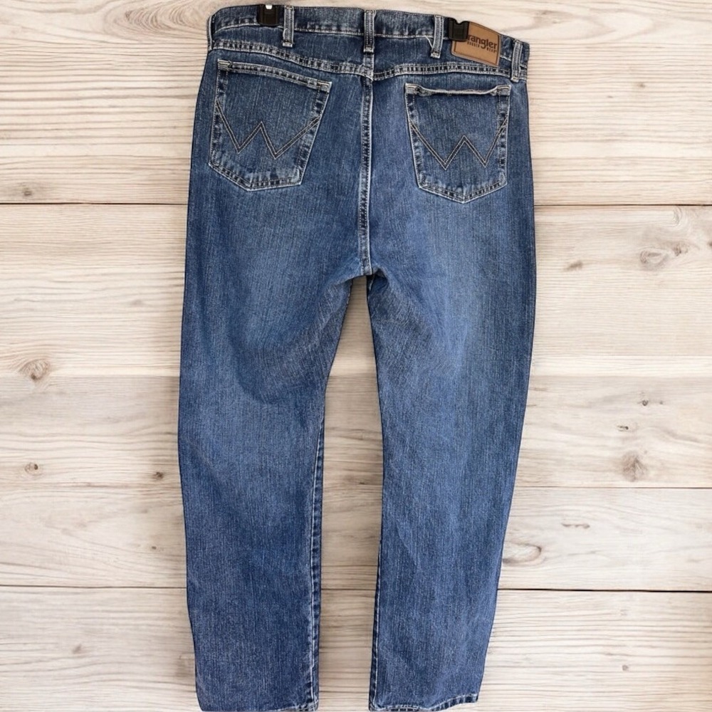 Wrangler Rugged Wear Mens Jeans 38x32 Relaxed Fit Denim Medium Wash Boot Cut